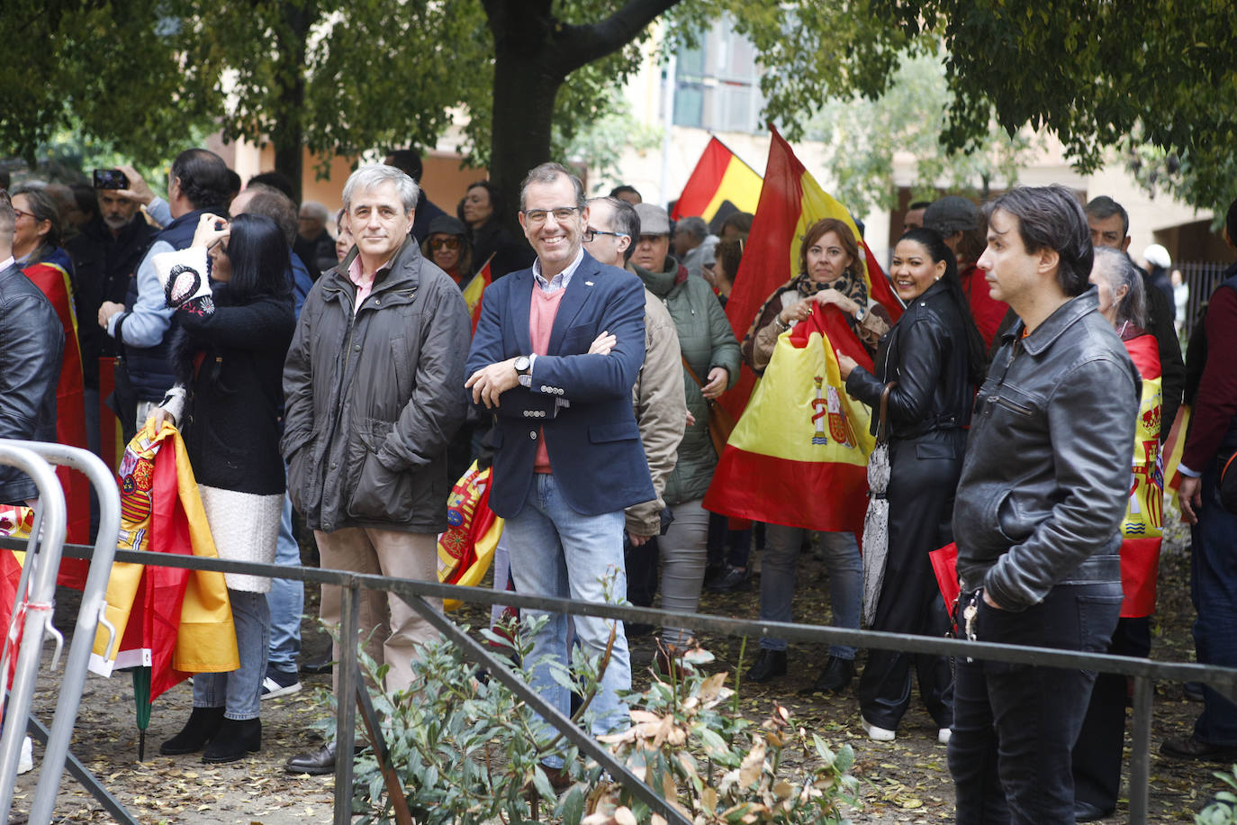 Concentración en la Plaza de Noruega de Cáceres, donde se ubica la sede del PSOE, cita convocada por Vox