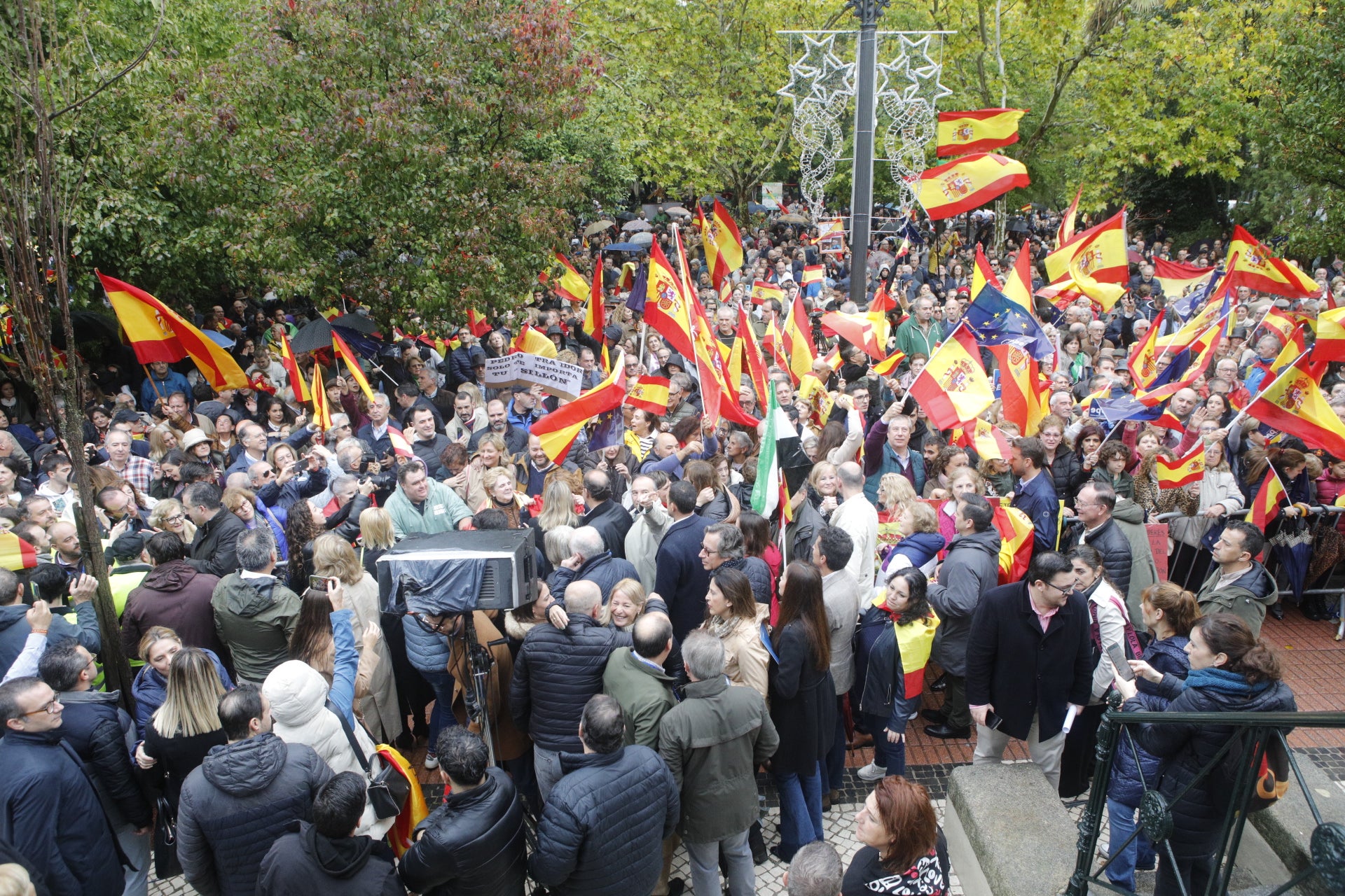 Miles de cacereños se concentran contra la amnistía pese a la lluvia