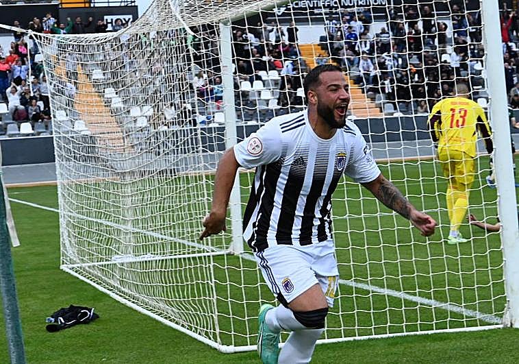 Carlos Cinta celebra el primer gol del partido tras encajar el tanto.