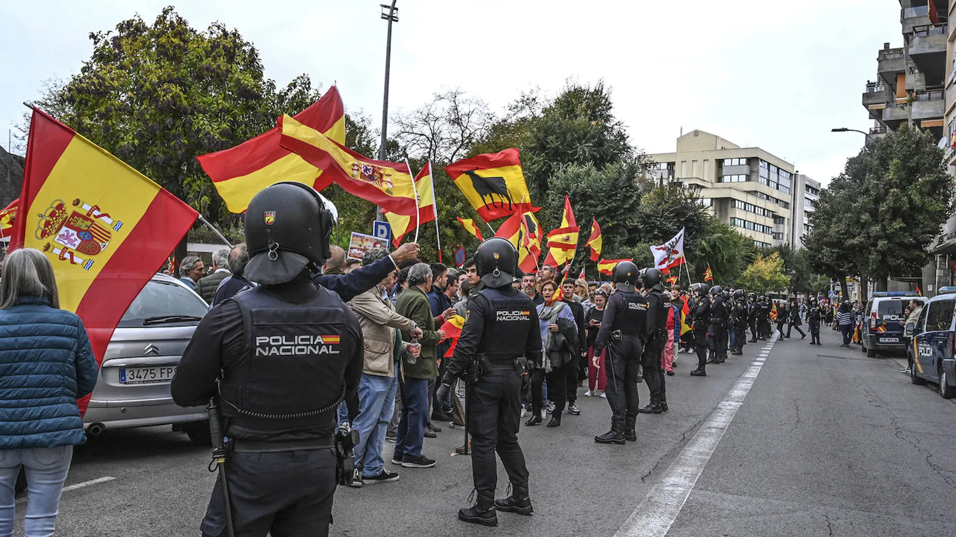 Tensión e insultos graves en las concentraciones de la ultraderecha ante  las sedes socialistas | Hoy