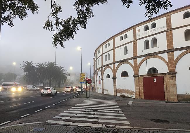 Niebla a la altura de la plaza de toros Era de Los Mártires de Cáceres.
