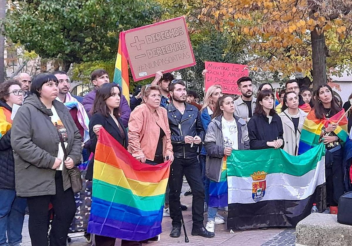 Imagen del acto de concentración contra la LGTBIfobia este lunes en Cáceres.