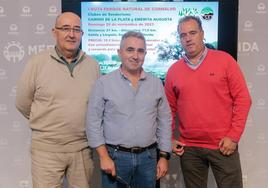 El delegado de Deportes, Toni Vélez, junto con los organizadores de la ruta.