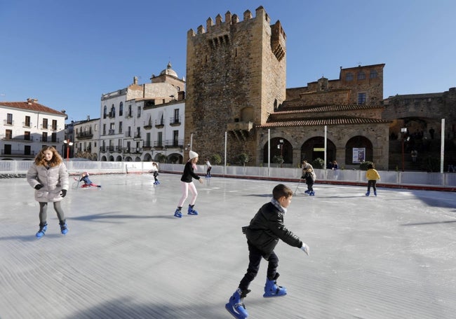 Imagen de la pista de hielo instalada en la Plaza Mayor de Cáceres en 2018.