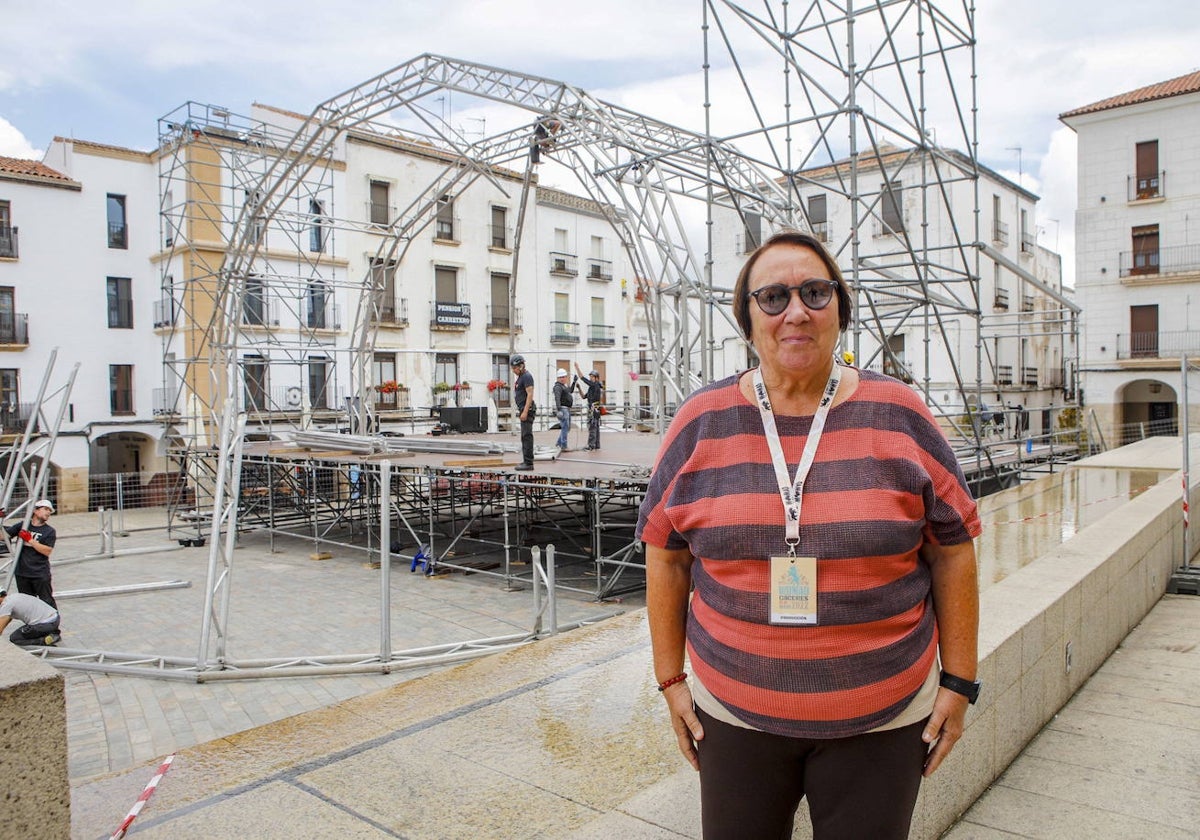 Dania Dévor, fotografiada en la Plaza Mayor de Cáceres en el año 2022.