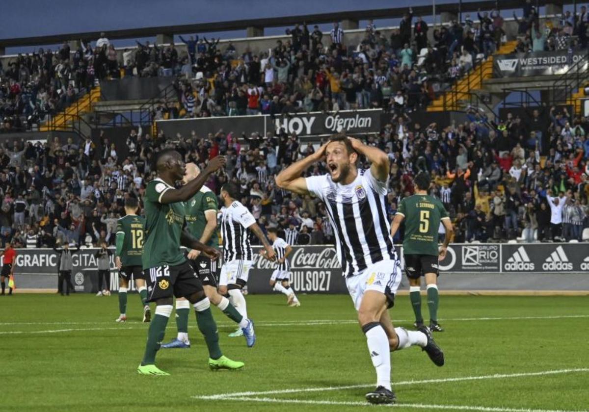 Miguel Núñez, uno de los acreedores, en el derbi ante el Cacereño del domingo.