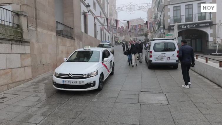 Un simulacro de incendio en el Ayuntamiento de Cáceres llama la atención a turistas y curiosos en la Plaza Mayor