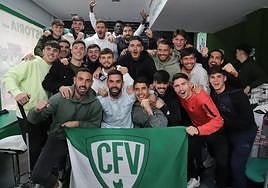 Los jugadores del Villanovense celebran que su próximo rival en Copa del Rey sea el Betis.