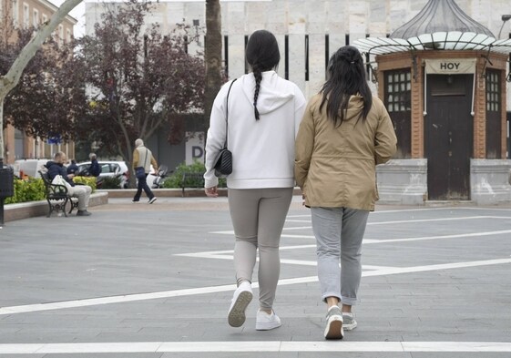 Sonia (nombre ficticio) camina por San Francisco con su hija, víctima de agresión sexual.