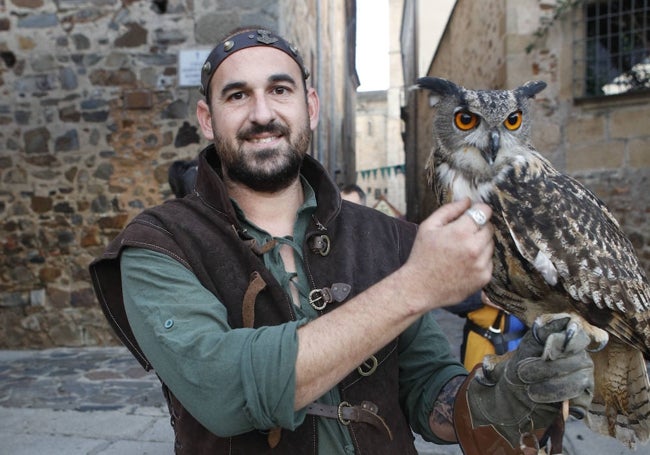 Aitor Gallego con un búho real