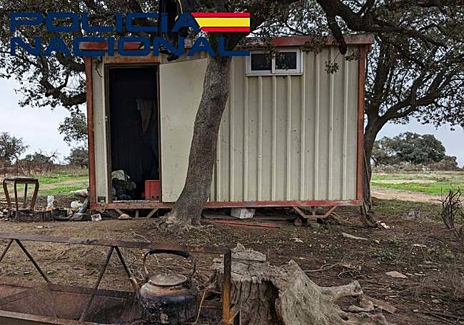 Los empleados estaban alojados en un contenedor de obra, sin cama ni cocina, sin posibilidad de asearse