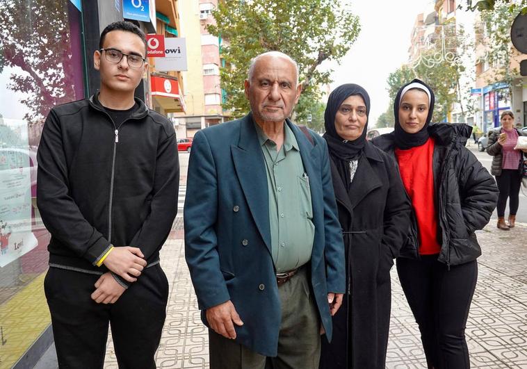 Amir, Nafez, Nashwa y Hanin, este viernes en el barrio pacense de San Roque, cerca del albergue en el que están acogidos en Badajoz.