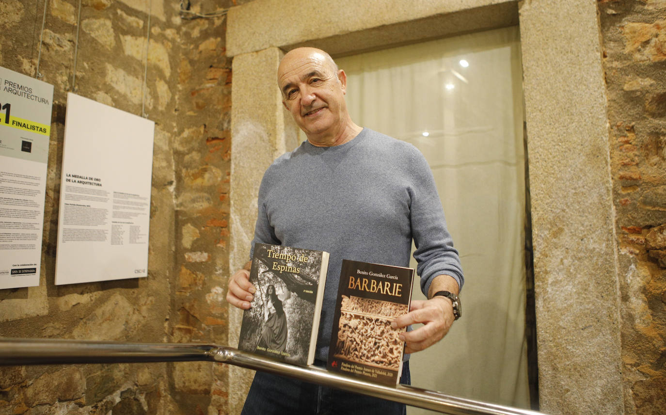 Benito González García presentó en el Ateneo sus libros 'Tiempo de espinas' y 'Barbarie'