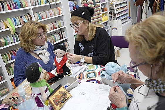 Las clases de costura reviven las mercerías de Badajoz