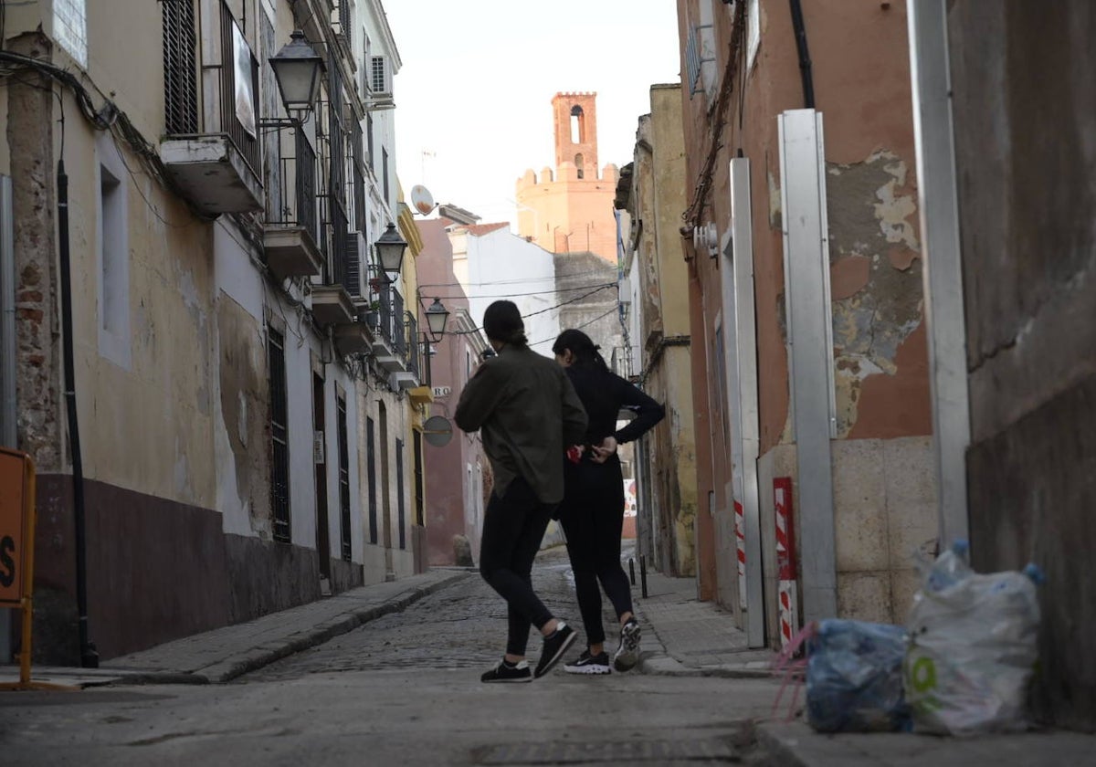 Dos jóvenes caminan por el Casco Antiguo esta semana.