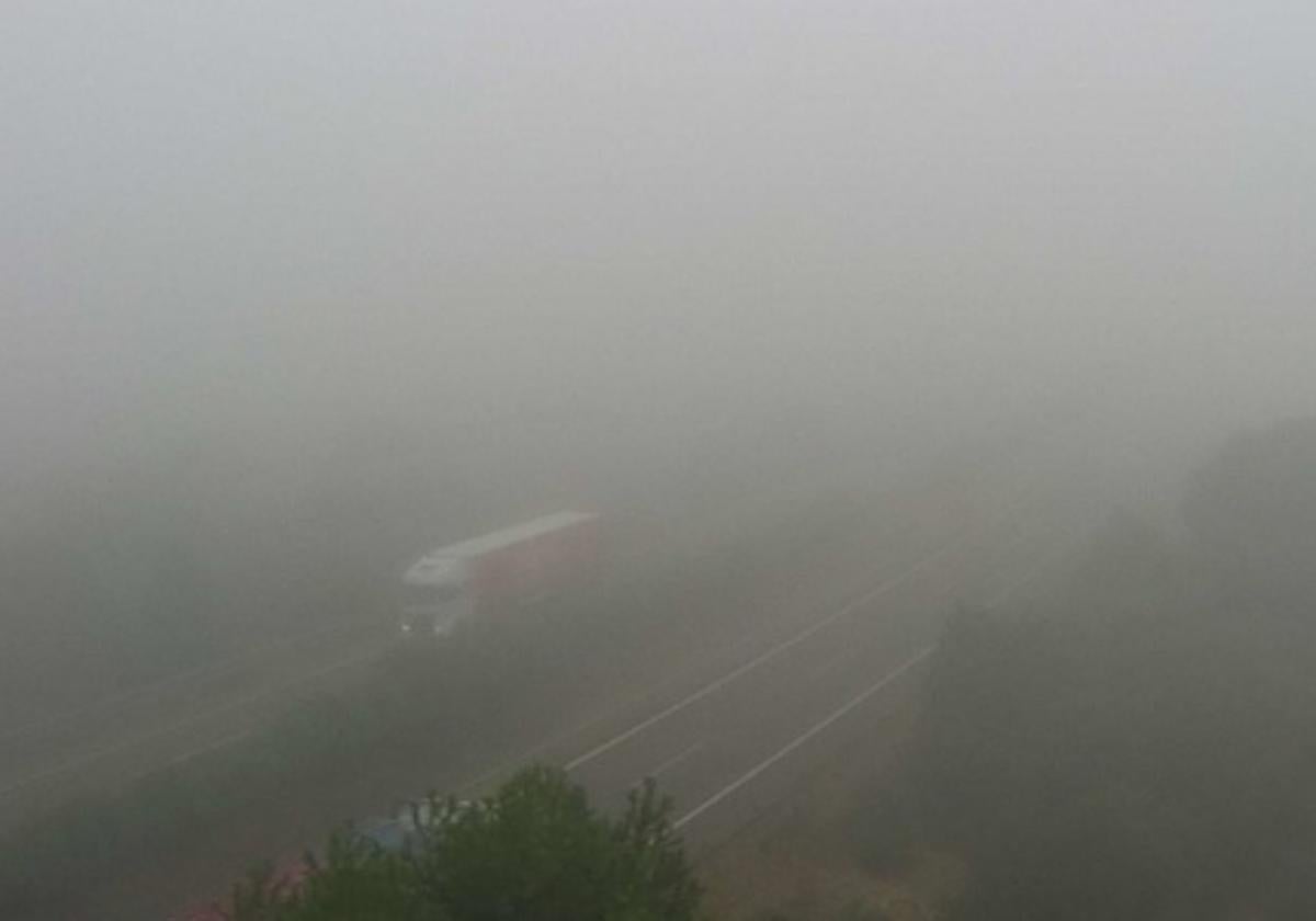 Visibilidad reducida en la autovía A-5 cerca de Badajoz por la intensa niebla. Imágenes captadas por la DGT este mismo viernes a las nueve de la mañana.