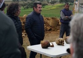 Eugenio Becerra, nieto de Francisco, junto a algunos de los restos localizados en el 'Salamanco Chico'.