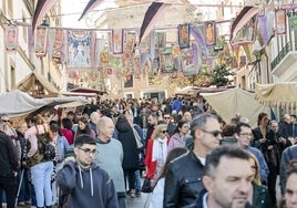 Numerosas personas entre los puestos de la calle Gran Vía, a la una de la tarde del sábado.