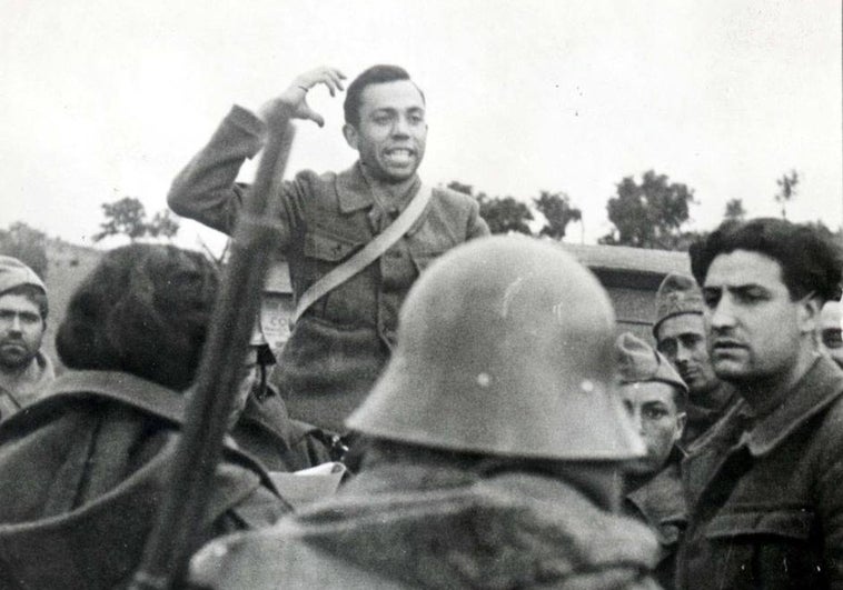 Miguel Hernández recitando poemas a sus compañeros en el frente de Extremadura. Foto publicada en el ABC de Madrid republicano el 20 de mayo de 1937.