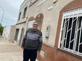 Adel Najjar, este sábado en la puerta de la mezquita, en la barriada del Gurugú.