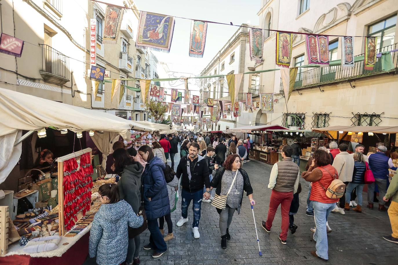 Miles de personas disfrutan del día grande del Mercado Medieval de Cáceres