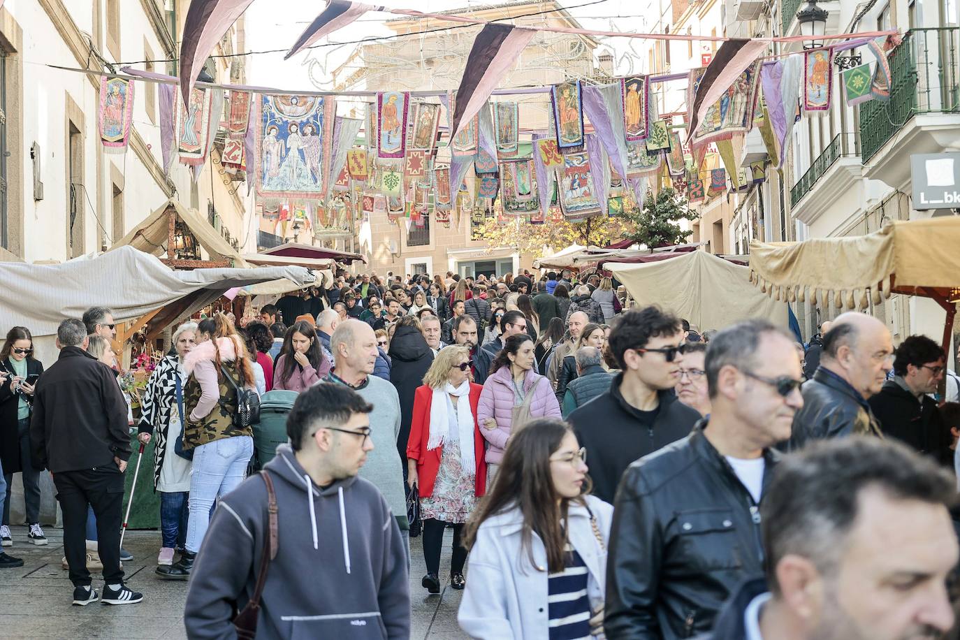 Miles de personas disfrutan del día grande del Mercado Medieval de Cáceres