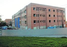 Vallado del bloque C de la calle Ródano, donde se lleva a cabo la limpieza previa a la demolición.