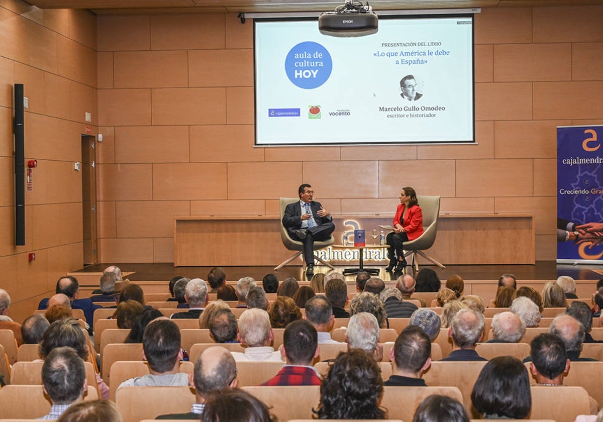 Lleno en el salón de actos de cajalmendralejo para escuchar a Marcelo Gullo.