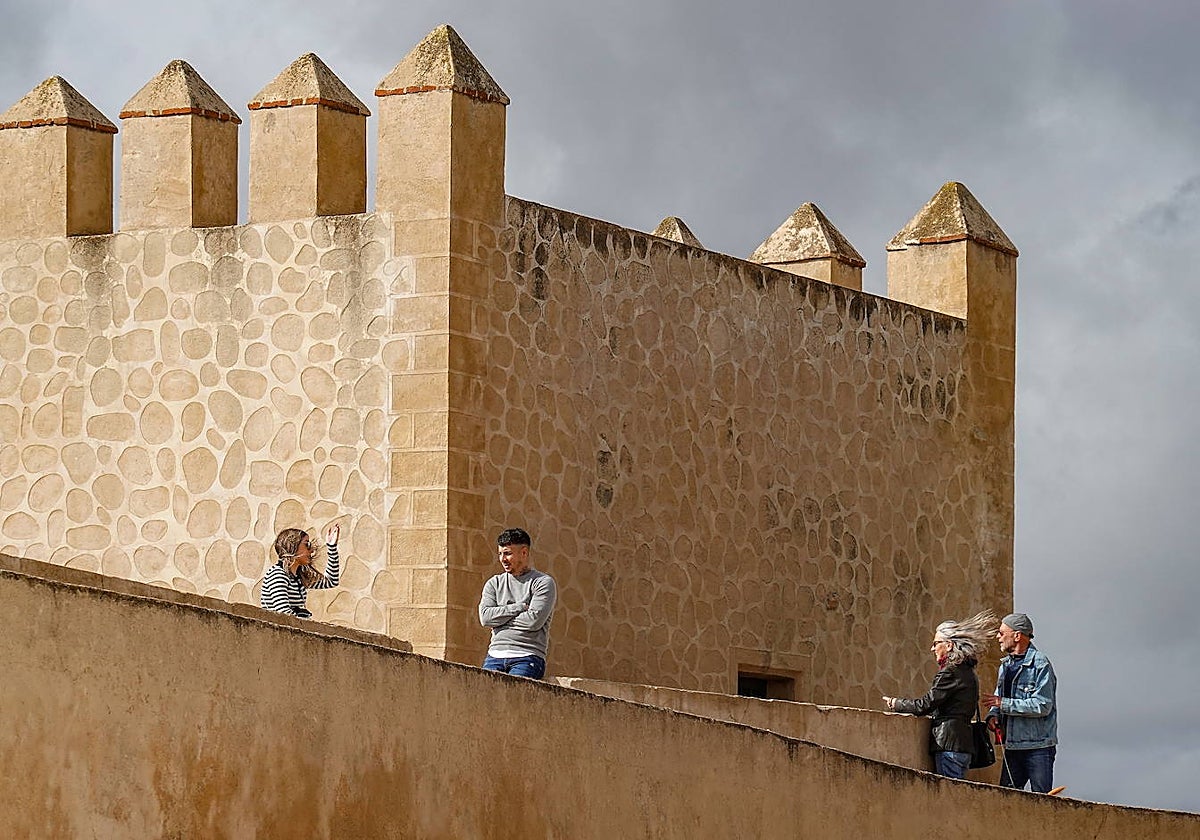 Turistas visitan la Alcazaba el pasado 28 de octubre.