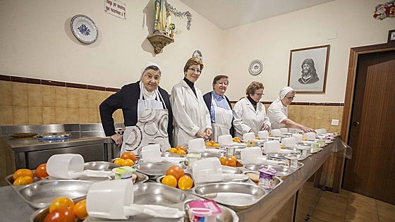 Cáceres financia un proyecto de las Hijas de la Caridad para llevar comida a domicilio a necesitados