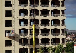 Operarios realizan las obras de demolición interna y externa en el Hotel Lisboa esta semana.