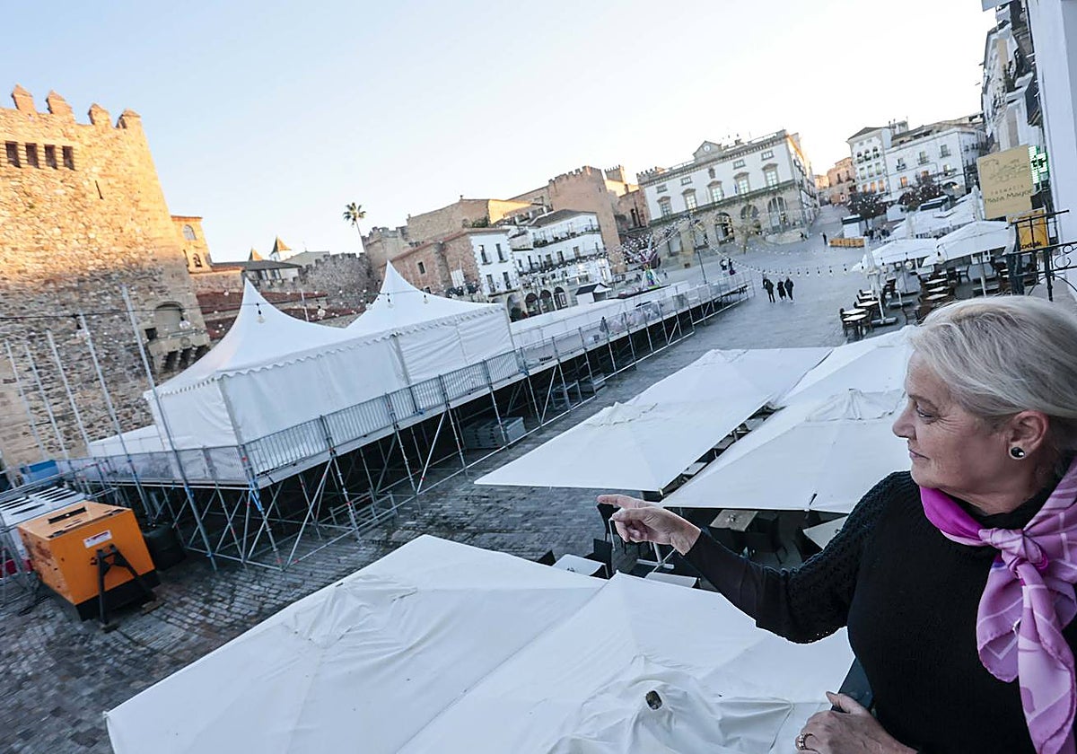 Concha González señala desde su balcón una de las máquinas de la pista de hielo que generan el ruido.