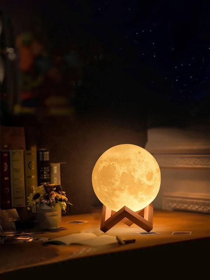 De Shein a 2,75 euros (sr2308023578525157). Ahora es posible bajarle la luna a un ser querido con esta lámpara en forma de luna con varios modos de luz. Este regalo es uno de los destacados por estas fechas.
