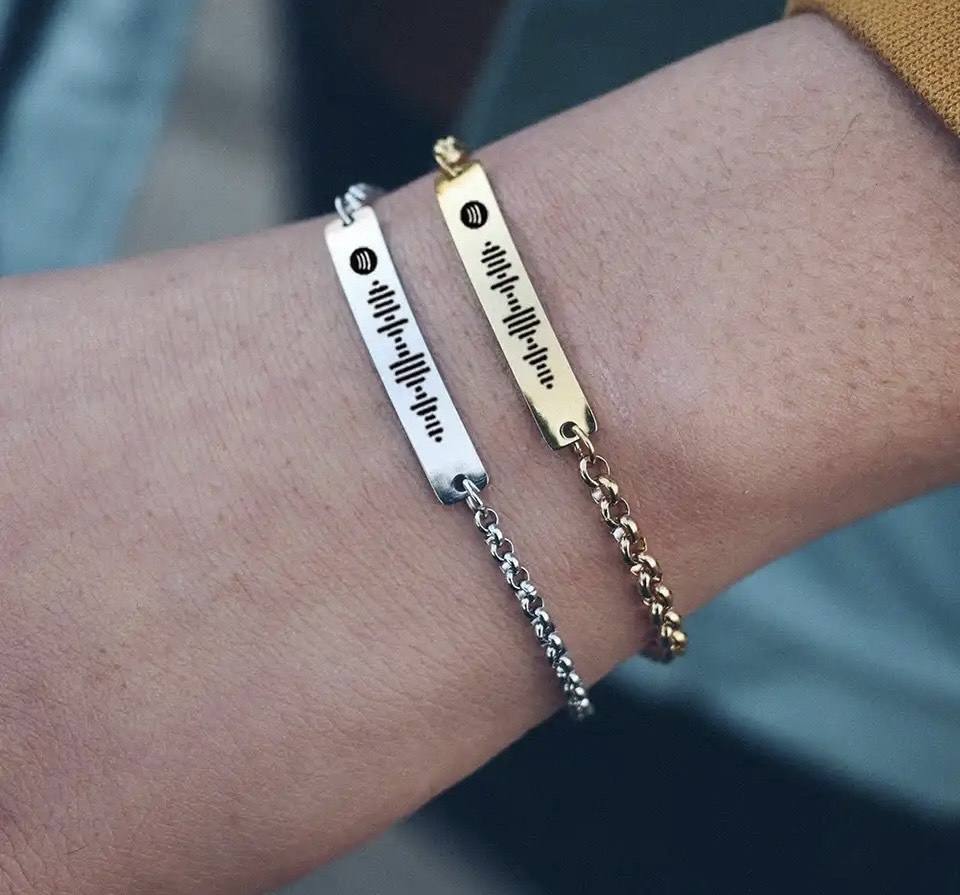 De Aliexpress a 2,85 euros (1005002029218077). Esta pulsera es un regalo que conmoverá a la persona que lo vea. Se puede grabar su canción favorita, una que tenga significado con su pareja o que signifique mucho para ella. El vendedor da la posibilidad al comprador de elegir el tema que grabará de la aplicación de la plataforma de música Spotify. Con solo un escaneo de la app, llevará al usuario a su canción y podrá llevar consigo ese tema que tanto le encanta.