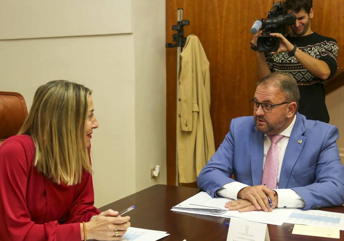 La presidenta de la Junta, María Guardiola, y el alcalde de Mérida, Antonio Rodríguez Osuna.