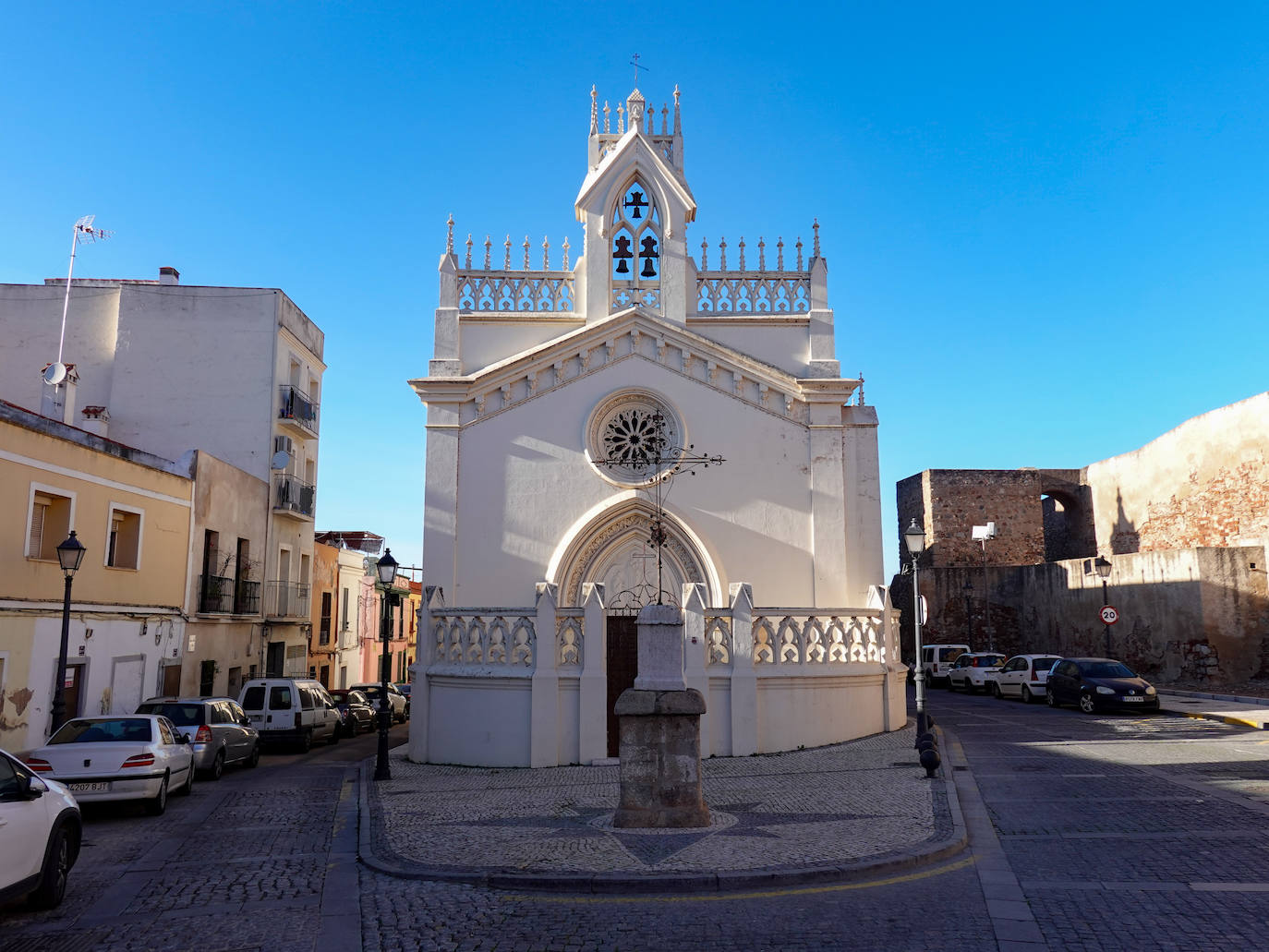 Imagen después - A la izquierda, dibujo de Mari Ángeles Gallego de la plaza de San José; a la derecha, la plaza de San José.
