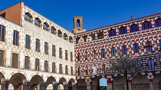 Imagen después - A la izquierda, dibujo de Sara Nieto de la Plaza Alta; a la derecha, foto de la Plaza Alta.