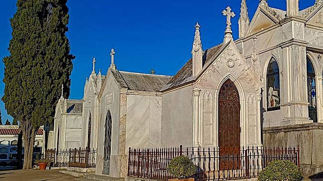 Imagen después - A la izquierda, el dibujo de Emilio Mellado del cementerio viejo de Badajoz; a la derecha una foto del camposanto pacense.