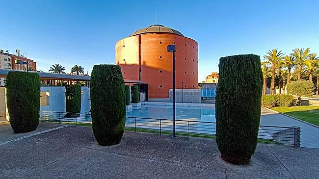 Imagen después - A la izquierda, dibujo de Marta del Pozo del Museo Meiac de Badajoz; a la derecha, imagen del museo pacense.