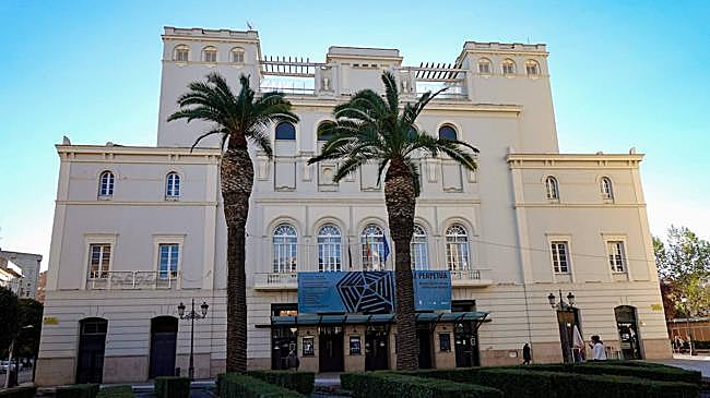 Imagen después - A la izquierda, dibujo de Pilar Díaz del Teatro López de Ayala; a la derecha, foto del mítico teatro pacense.