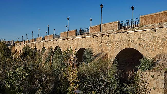 Imagen después - A la izquierda, dibujo de Manuel Encarnación del Puente Viejo; a la derecha, foto del Puente Viejo.