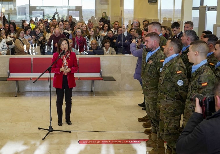 La ministra Margarita Robles se dirige a los militares en presencia de sus familiares.