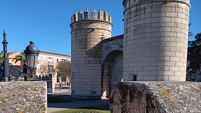Imagen después - A la izquierda, dibujo de Puerta Palmas de Mario Suárez; a la derecha el monumento.