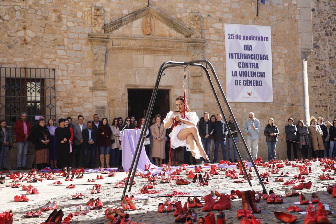 «Zapatos rojos» y performance en Cáceres por el 25N