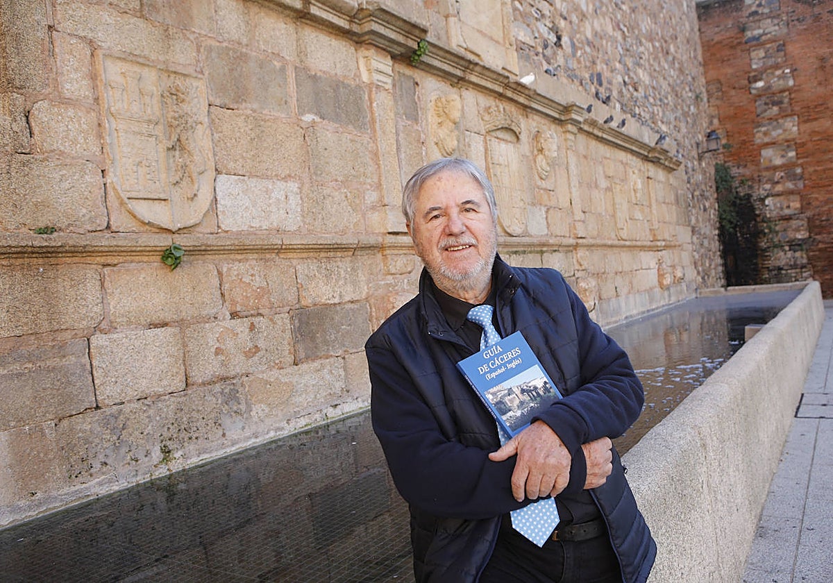 Antonio Bueno con un ejemplar de la guía.