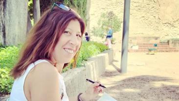 Isabel María Romero , 46 años, tiene una tintorería