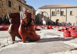 «Zapatos rojos» y performance en Cáceres por el 25N