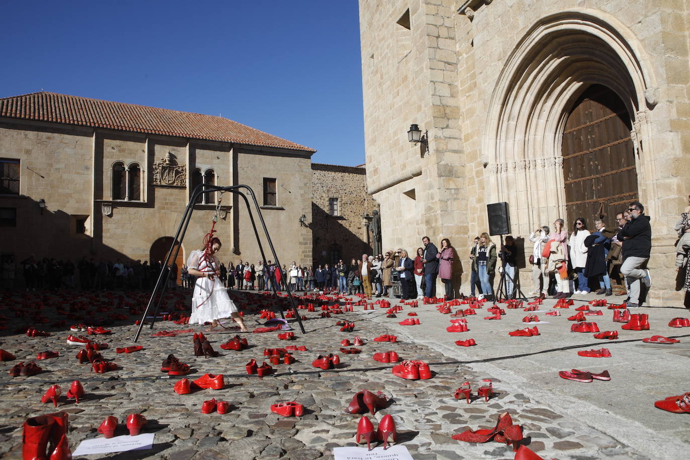 «Zapatos rojos» y performance en Cáceres por el 25N