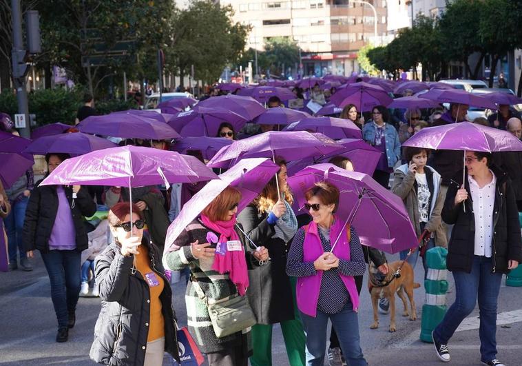 Imágenes de la manifestación de este 25-N en Badajoz.