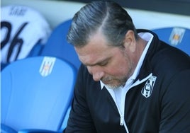 Ruano, técnico del Mérida, en el banquillo del Romano el pasado sábado.